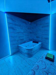 Phòng tắm tại Centrum jacuzzi prywatny parking klimatyzacja 2 +6 ảnh