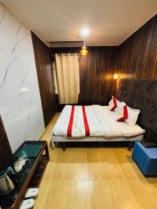 Ένα ή περισσότερα κρεβάτια σε δωμάτιο στο Hotel Amar