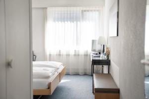 una camera d'albergo con un letto e una finestra di Seeblick Höhenhotel a Emmetten
