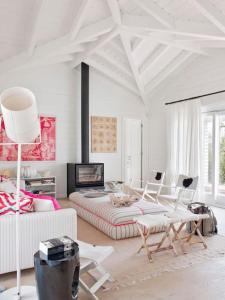 a white living room with a couch and a bed at Cabana com Arte na Comporta in Grândola
