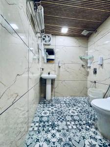Ένα μπάνιο στο Hotel Amar