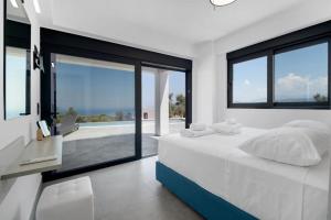 ApolpainaにあるVilla Andriaの白いベッドルーム(大きなベッド1台、大きな窓付) +28枚の写真