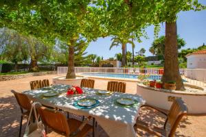 テウラーダにあるVilla Rocky - Plusholidaysのテーブルと椅子、テーブル、プール付
