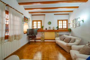 テウラーダにあるVilla Rocky - Plusholidaysのソファとテレビのあるリビングルーム