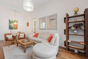 salon z białą kanapą i stołem w obiekcie Stay U-nique Apartment Sebastián Souvirón w Maladze
