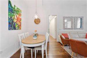 jadalnia i salon ze stołem i kanapą w obiekcie Stay U-nique Apartment Sebastián Souvirón w Maladze