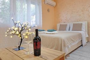 Rúm í herbergi á Apartment Paradise Biser