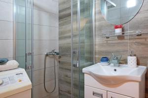 Baðherbergi á Apartment Paradise Biser +14 myndir