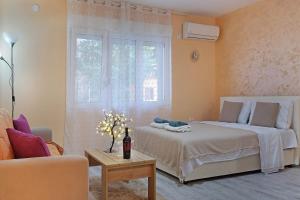 Rúm í herbergi á Apartment Paradise Biser