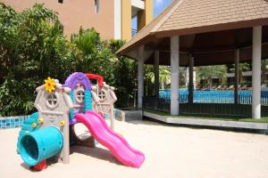 Ein Kinderspielbereich in der Unterkunft Rawai Palm Beach Resort - SHA Extra Plus