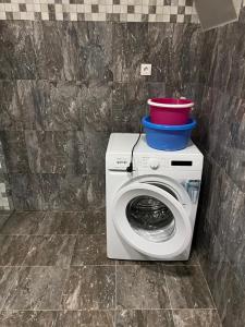 eine Waschmaschine mit einem Eimer darüber in der Unterkunft Katia in Grižane