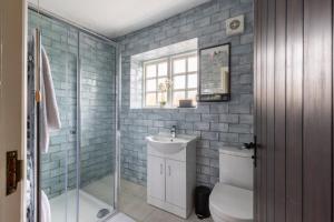 Un baño con inodoro, lavabo y ducha. en Keepers Cottage - North East Escapes, en Stocksfield 19 fotos más