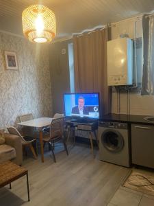TV a/nebo společenská místnost v ubytování Appartement Familial PARIS PORTE LA VILETTE