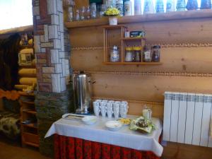 une table avec des tasses dans une pièce dans l'établissement U Hani w pobliżu Gorący Potok i Termy, à Szaflary