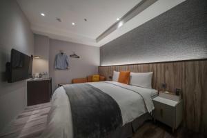 Postel nebo postele na pokoji v ubytování Fun Stay Inn Ximen