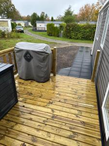 patio con copertura su una terrazza in legno di Neues Chalet am Meer Lauwersoog 6Pers Ferienhaus NL a Lauwersoog