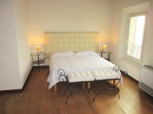 サン・ジョヴァンニ・イン・ペルシチェートにあるVilla Conti Zambonelliのベッドルーム1室(白い大型ベッド1台、テーブル2台付)