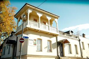 un edificio bianco con balcone sopra di Guest House Lotus a Telavi