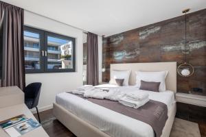 une chambre avec un grand lit blanc et une fenêtre dans l'établissement HADRIE LUXURY RESORT AND VILAS Rova, à Malinska 106 autres photos