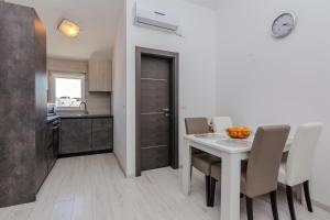 Kuchyňa alebo kuchynka v ubytovaní Apartments Lucica