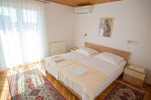 Ένα ή περισσότερα κρεβάτια σε δωμάτιο στο Apartments and Rooms Ivan