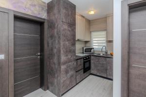 Kuchyňa alebo kuchynka v ubytovaní Apartments Lucica