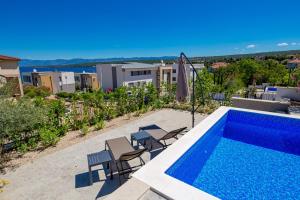 une piscine au sommet d'un immeuble dans l'établissement HADRIE LUXURY RESORT AND VILAS Rova, à Malinska