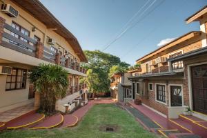 a courtyard of a building with a grass yard at Iguazú Green Hotel in Puerto Iguazú