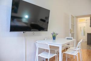 A television and/or entertainment centre at Delightful 2BR Apt.-Near Wiener Stadthalle