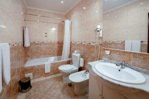 Ванна кімната в Hotel Avenida Praia +37 фото