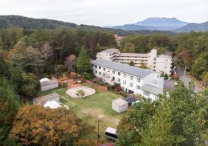 Una vista aérea de un gran edificio blanco con un patio. en Morino Hotel, en Kiso