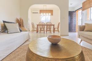 a living room with a table and a couch at Casa El Sole in Mazarrón
