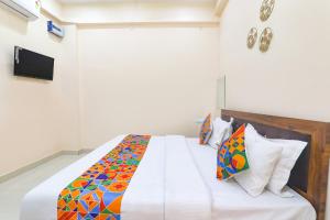 Postel nebo postele na pokoji v ubytování FabHotel RK Palace