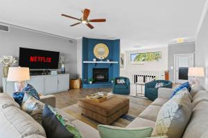 Et tv og/eller underholdning på Luxury Private Beachfront Retreat Pool Game Room