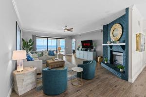 Et tv og/eller underholdning på Luxury Private Beachfront Retreat Pool Game Room + 76 billeder