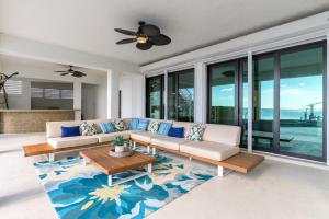 Et opholdsområde på Luxury Private Beachfront Retreat Pool Game Room