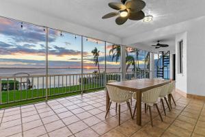 En balkon eller terrasse på Luxury Private Beachfront Retreat Pool Game Room