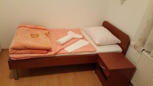 ein kleines Bett in einem kleinen Zimmer mit in der Unterkunft Guest House Zarko & Mara in Međugorje