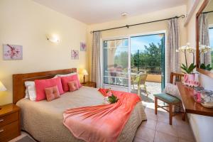 1 dormitorio con 1 cama con almohadas rosas y balcón en Apartamentos Monte dos Avós, Albufeira by AlgarveBlossom, en Albufeira 141 fotos más
