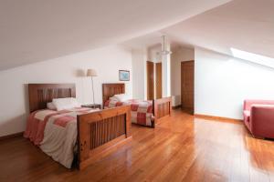 een hotelkamer met twee bedden en een bank bij Casa do Cerrado in Montalegre +2 foto's