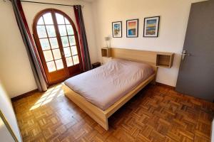 een kleine slaapkamer met een bed en een raam bij T4 Furesta - Casa Mattea in Aléria