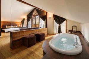 Postel nebo postele na pokoji v ubytování Montana Lodge & Spa, by R Collection Hotels