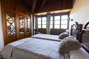 een slaapkamer met een teddybeer op een bed bij Complejo Rural Las Mimosas del Nalon in San Juan de la Arena