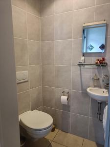 Kylpyhuone majoituspaikassa Rubyco Homestay - met pick up en drop off service suikerrock