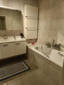 Kylpyhuone majoituspaikassa Rubyco Homestay - met pick up en drop off service suikerrock