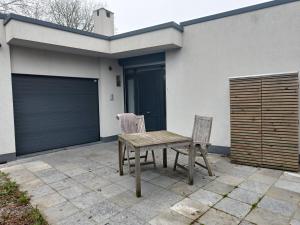 Patio tai muu ulkotila majoituspaikassa Rubyco Homestay - met pick up en drop off service suikerrock