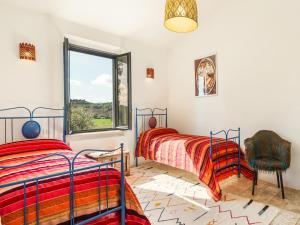 zwei Betten in einem Zimmer mit Fenster in der Unterkunft CASALE RONDINELLA 6&2, Emma Villas in Manciano + 33 Fotos