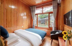 TV a/nebo společenská místnost v ubytování Fenghuang Memory Linjiang Inn