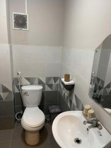 un bagno con un water e un lavandino di Ocean Beer Homestay a Phan Thiet