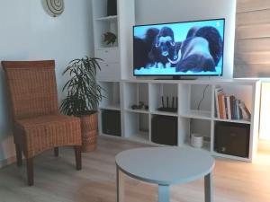 TV a/nebo společenská místnost v ubytování L'Essentiel-Appartement neuf et cosy avec piscine